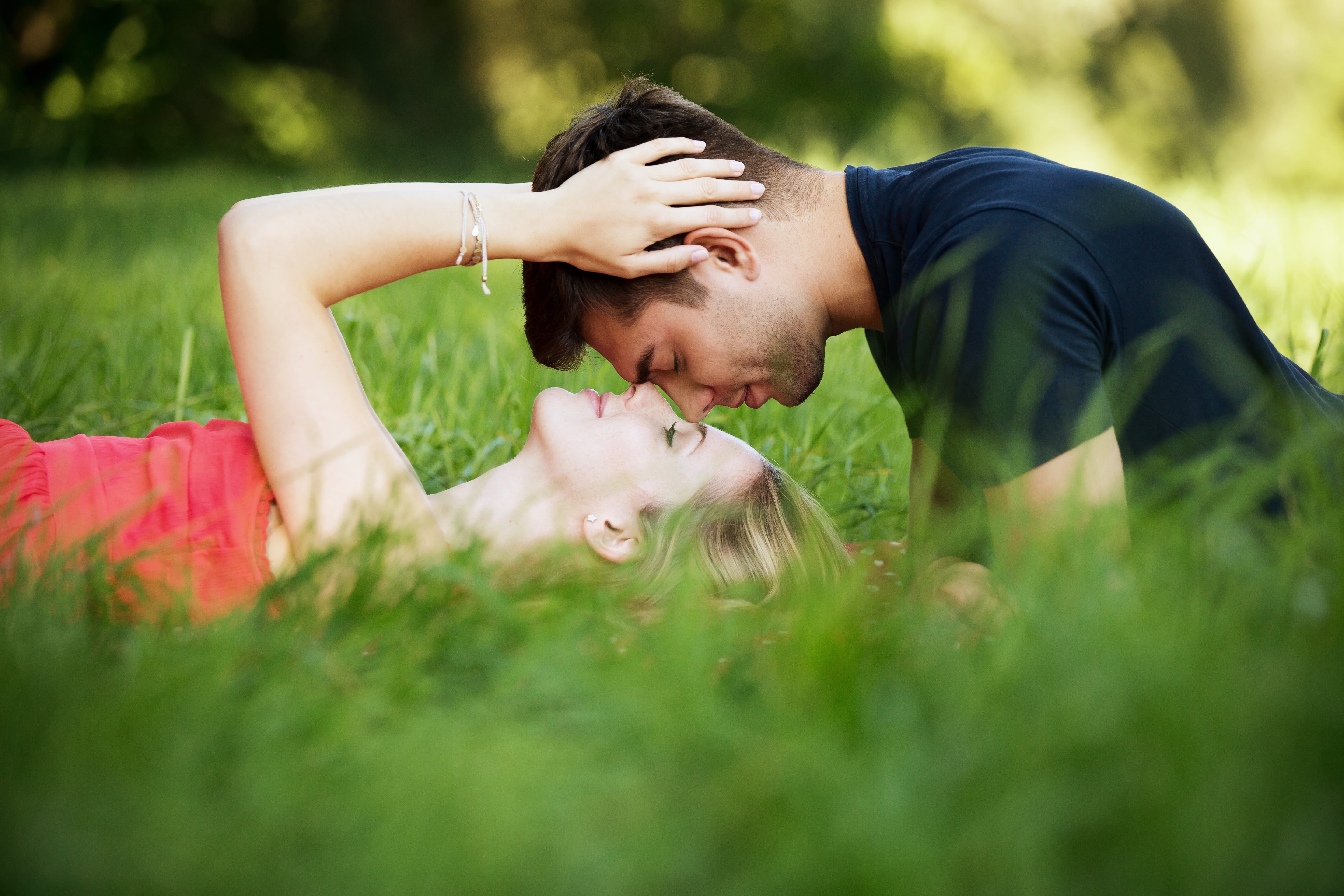 Что больше всего нравится мужчинам в близости. Влюбленные на траве. Влюбленная пара. Влюбленные на природе. Поцелуй на природе.